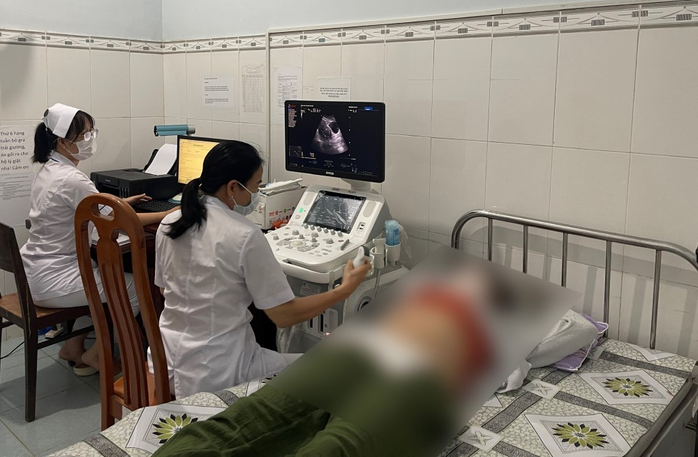 Khám bệnh cho người dân tại Trung tâm Y tế Quân dân y Đặc khu Phú Quý. Ảnh: Duy Tuấn 