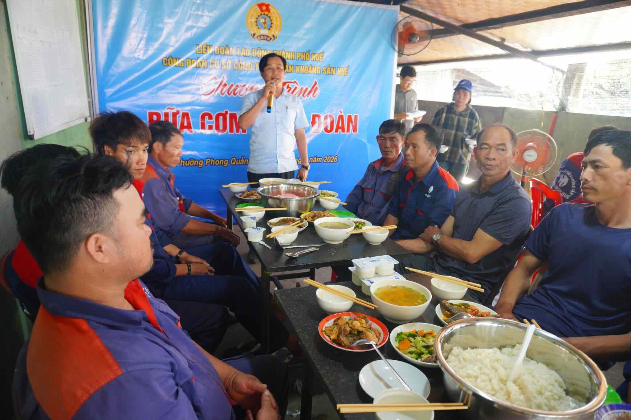 Comida sindical que une a los miembros del sindicato. Foto: Van Thong.