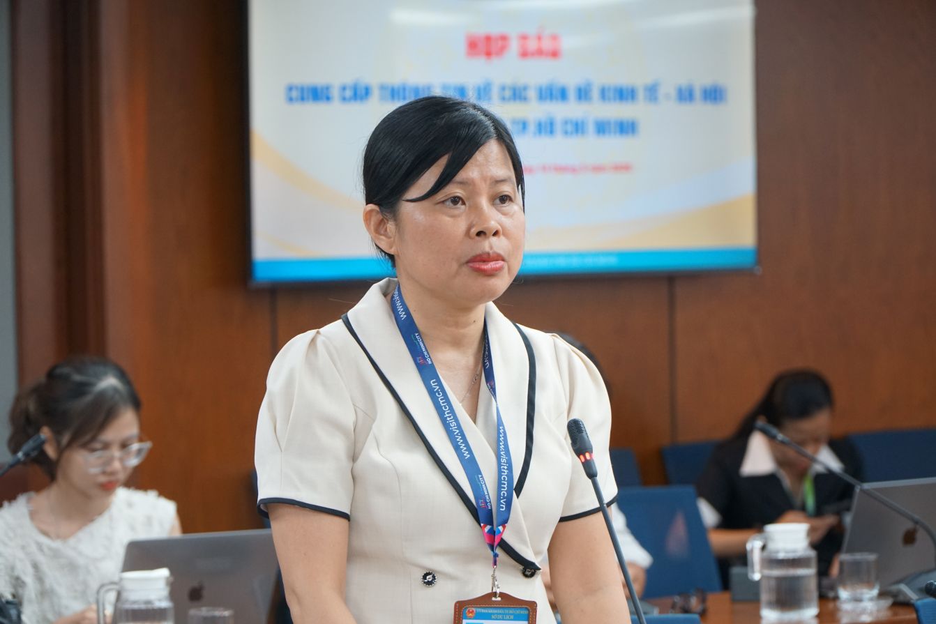 Bà Nguyễn Thị Lệ - Phó Trưởng phòng Quản lý cơ sở lưu trú du lịch Sở Du lịch TPHCM thông tin tại họp báo. Ảnh: Thanh Chân