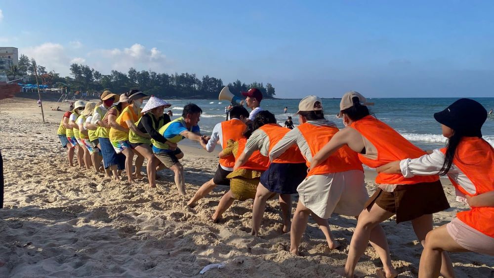 Vinh Linh Regional General Hospital organizes the Teambuilding - Swimming Sea Summer 2026 program, contributing to uniting union members and workers. Photo: Quang Tri Trade Union