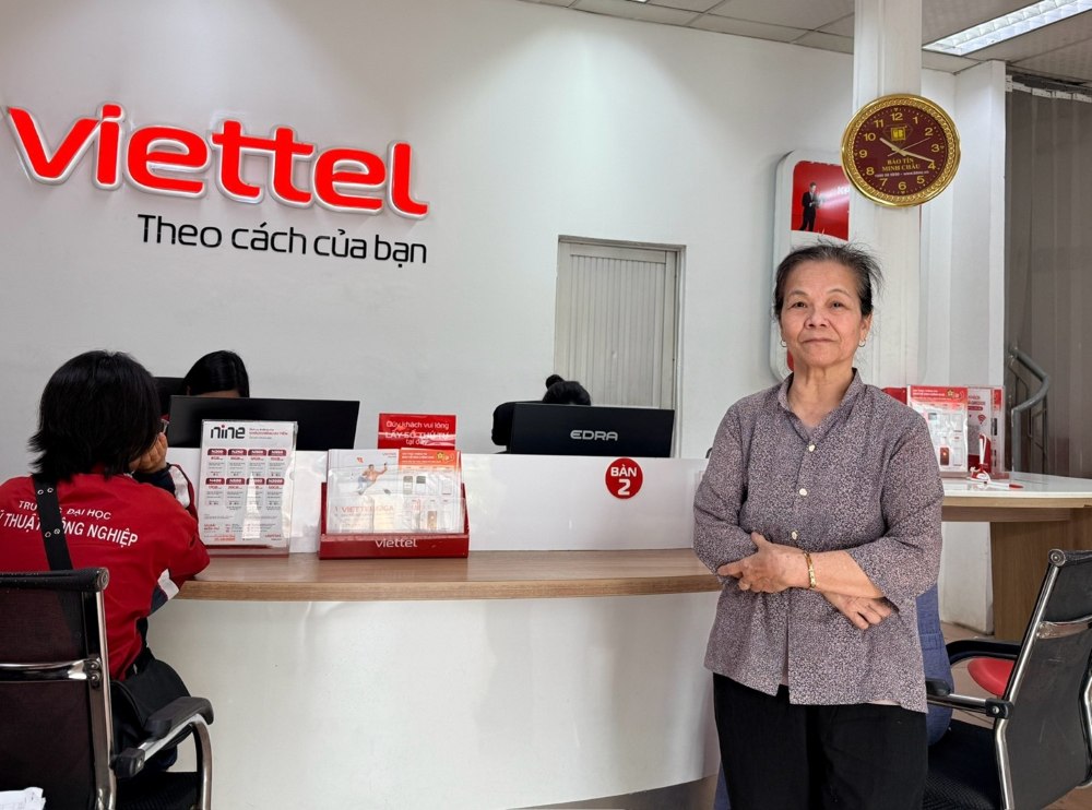 Bà Oanh tới thực hiện xác thực thông tin cá nhân cho số điện dùng nhiều năm tại một cửa hàng của Viettel.