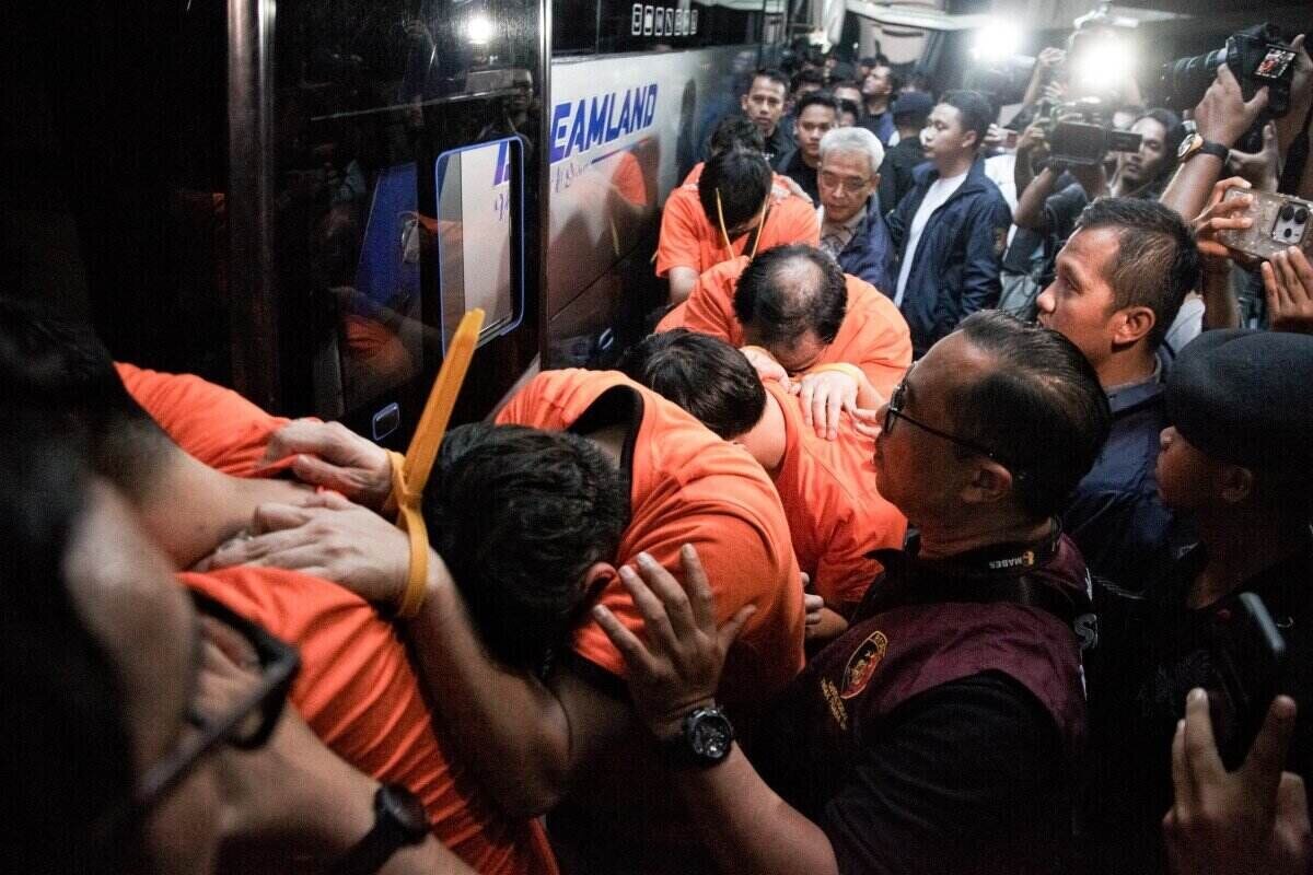 Le ministère vietnamien des Affaires étrangères a informé le 14 mai du travail de protection des citoyens en Indonésie et au Cambodge. Sur la photo, des suspects étrangers arrêtés par la police indonésienne lors d'un raid à Jakarta, le 10 mai. Photo: AFP