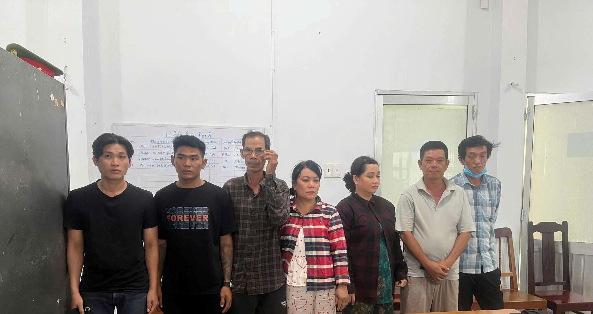 Nhóm người tụ tập đánh bạc bằng bầu cua bị công an phát hiện và đưa về làm việc. Ảnh: Công an phường Đông Hải