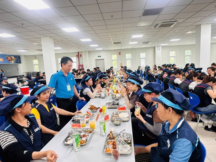 The Trade Union of Truong Vinh Ward has coordinated with Em-Tech Vietnam Co., Ltd. to organize the "Trade Union Meal" and "Raising Summer" programs for union members. Photo: Nghe An Trade Union