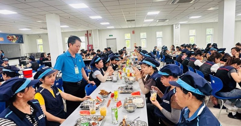 Công đoàn phường Trường Vinh chăm lo bữa ăn cho người lao động trong thời tiết nắng nóng