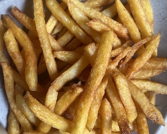 Les plats frits comme les frites sont des types à éviter pour nourrir le foie en été. Photo: Kiều Vũ