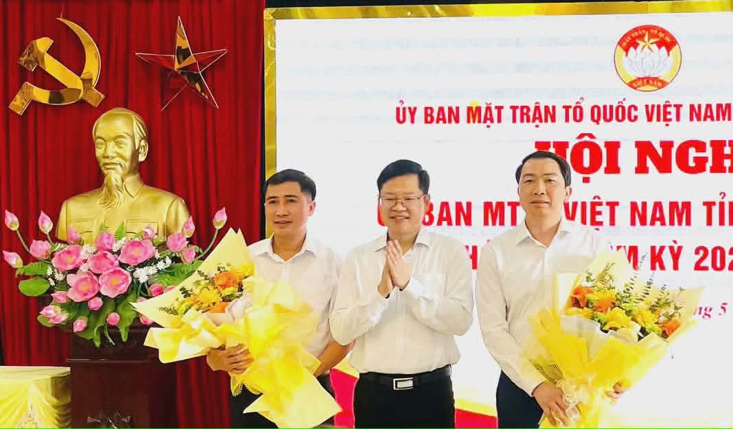 Mr. Pham Trung Dung (right) - the new Vice Chairman of the Vietnam Fatherland Front Committee of Thai Nguyen province. Photo: Thu Nhuan