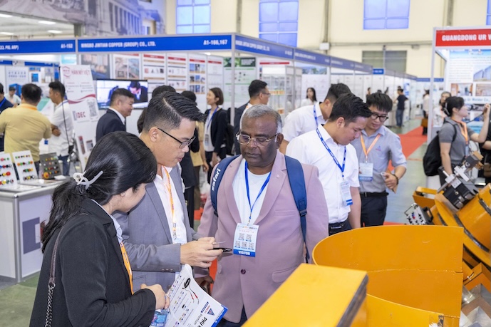 Nhiều doanh nghiệp Việt Nam và quốc tế tham dự triển lãm. Ảnh: Đức Vân