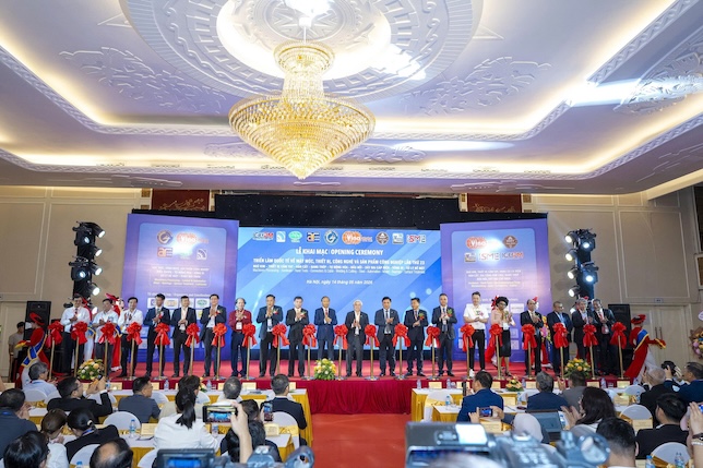 Ban Tổ chức khai mạc triển lãm. Ảnh: Đức Vân