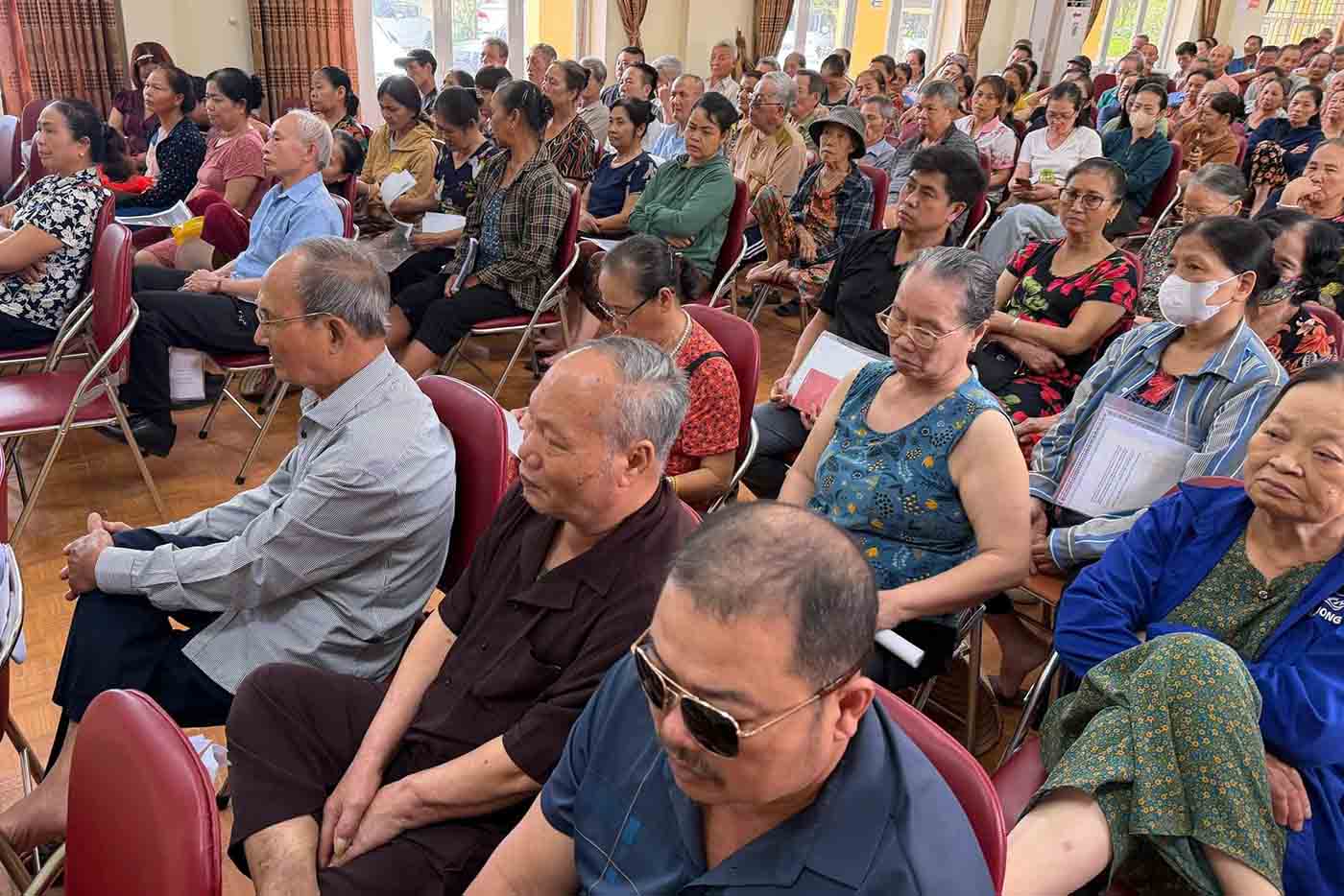 People in Huu Tu village (Dai Thanh commune, Hanoi) fill the hall listening to information about the Ring Road 3.5 project. Photo: Dai Thanh commune