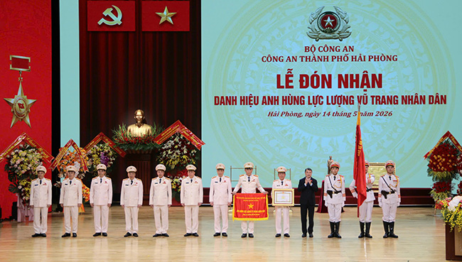 Politburo Member, Prime Minister Le Minh Hung awarded the title of Hero of the People's Armed Forces to Hai Phong Police. Photo: Minh Hung