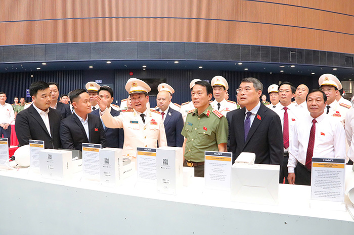 Các đại biểu tham quan khu vực trưng bày của Công an TP Hải Phòng. Ảnh: Minh Hùng