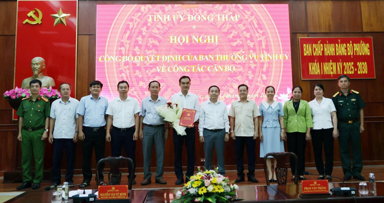 Lãnh đạo phường Sa Đéc chúc mừng ông Nguyễn Văn Vũ Minh nhận nhiệm vụ Bí thư Đảng ủy phường. Ảnh: Cổng thông tin điện tử tỉnh Đồng Tháp. 