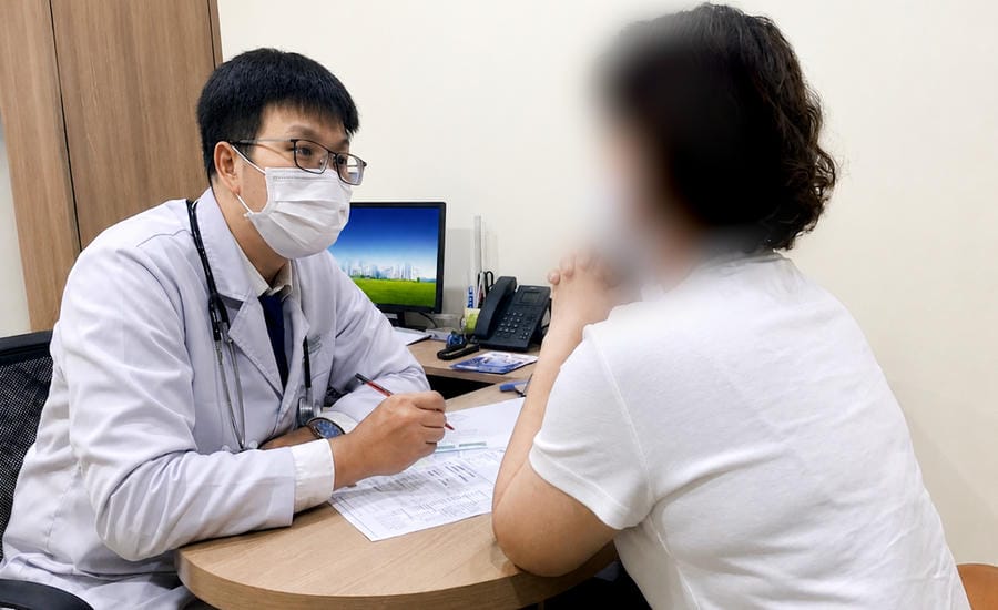 BS.CKI Tran Tan Phat advises on weight loss regimen for Ms. Ha. Photo: Phong Lan