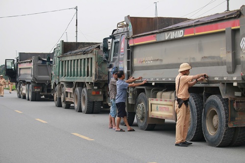 Hà Nội xử nghiêm xe tải cơi nới thành thùng. Ảnh: Minh Hạnh 