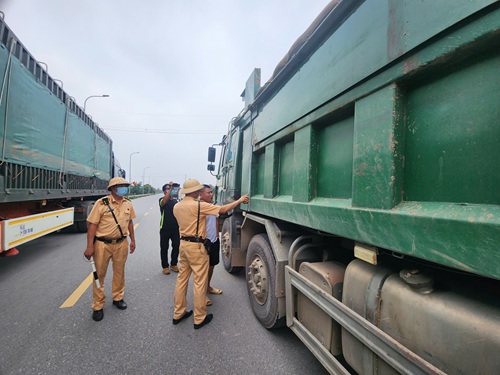 Hanoi strengthens handling of overloaded "tiger trucks". Photo: Minh Hanh