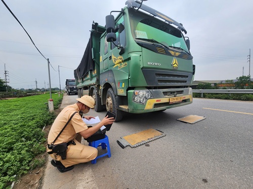 Hà Nội kiểm soát xe tải chở vật liệu quá tải. Ảnh: Minh Hạnh 