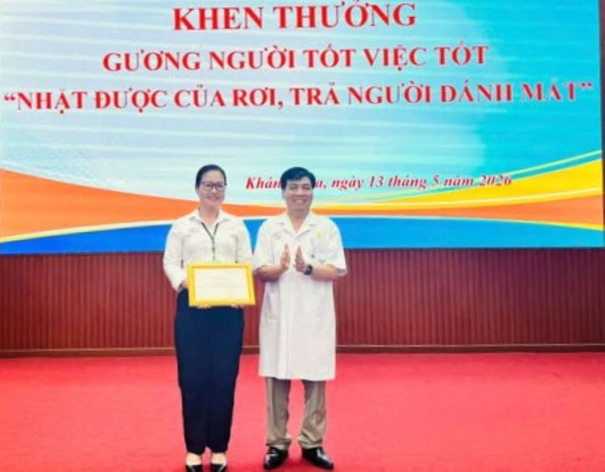 Leaders of Khanh Hoa General Hospital commend female staff who picked up property and returned it to the person who dropped it. Photo: Khanh Hoa General Hospital
