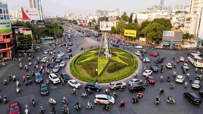 Car running through Dien Bien Phu - Nguyen Binh Khiem roundabout (HCMC). Photo: Anh Tu