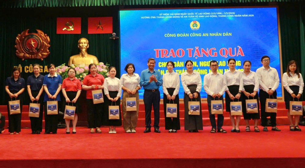 Ông Huỳnh Thanh Xuân - Phó Chủ tịch Tổng LĐLĐVN trao tặng quà cho đoàn viên, người lao động có hoàn cảnh khó khăn. Ảnh: Quỳnh Chi
