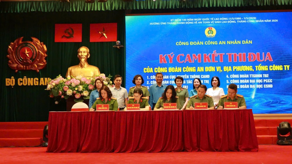 Representatives of the Police Trade Union of units, localities, and corporations sign cooperation agreements on welfare programs for union members in 2026. This is a practical and specific activity to take care of the "Thank you to employees" occasion. Photo: Quynh Chi