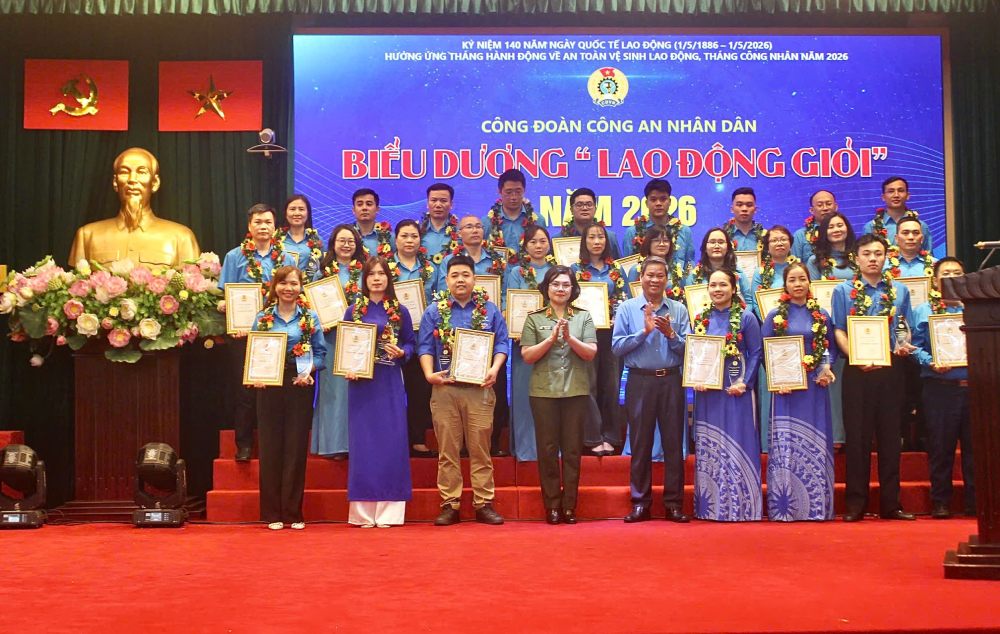 Ông Huỳnh Thanh Xuân - Phó Chủ tịch Tổng Liên đoàn Lao động Việt Nam, Thiếu tá Ngô Hoài Thu - Phó Cục trưởng Cục Công tác chính trị (Bộ Công an) trao biểu trưng, giấy chứng nhận cho các cá nhân đạt danh hiệu “Lao động giỏi” năm 2025. Ảnh: Quỳnh Chi