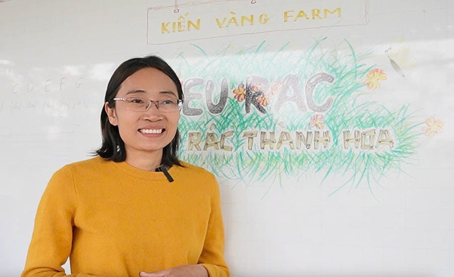 Ms. Le Thi Mui (Hanoi) - Founder of the "Love Trash - Turn Trash into Flowers" community feels that she has received many benefits from waste, so nothing has stopped her. Photo: Thanh Binh