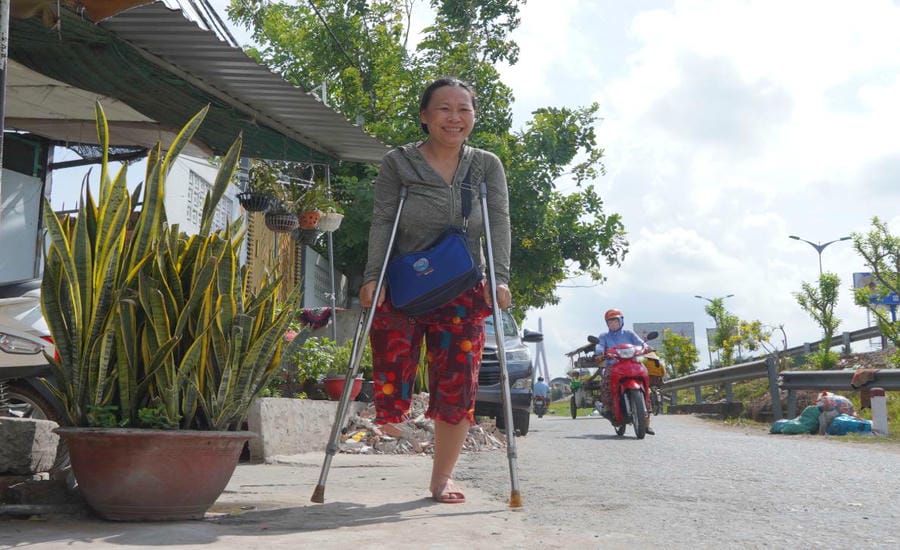 Ms. Le Thi Thao has to make a living selling lottery tickets after being in a labor accident. Photo: Ta Quang