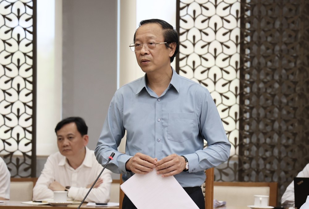 Thứ trưởng Phạm Ngọc Thưởng báo cáo tiến độ xây dựng trường phổ thông nội trú liên cấp tại các xã biên giới. Ảnh: VGP/Thu Sa