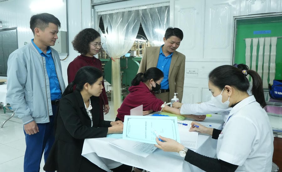 Trade union members of Yen Bai Silkworm Company regularly have periodic health check-ups. Photo: Thanh Hung