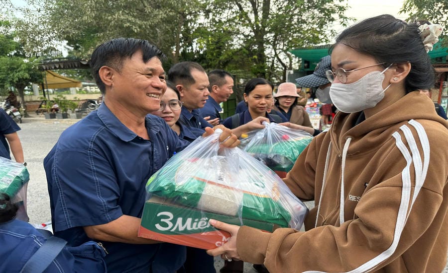 Mr. Dang Tuan Tu - Chairman of the grassroots Trade Union of Chang Shin Vietnam Co., Ltd. (left) - visits and gives gifts to workers living in the boarding house area. Photo: Ha Anh Chien