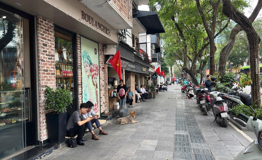 Hanoi plans to pilot sidewalk rentals in the central area. Photo: Thuy Linh