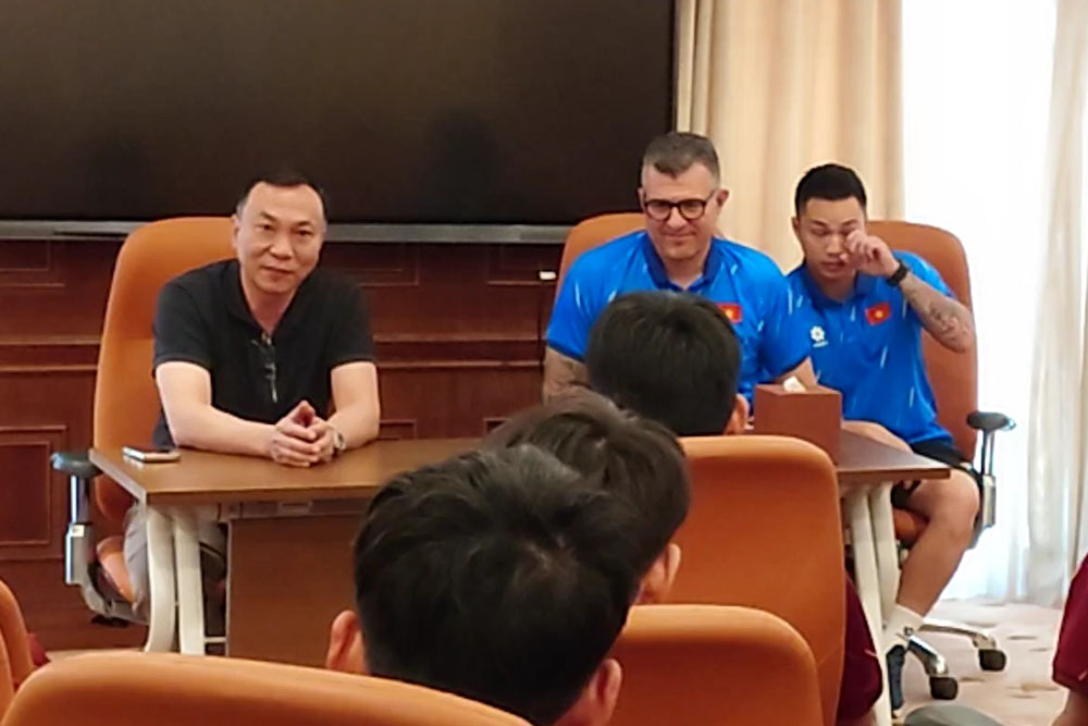 Le président de la VFF, Trần Quốc Tuấn (en noir), rencontre et encourage l'équipe vietnamienne U17 avant le quart de finale du championnat d'Asie U17 2026. Photo: VFF