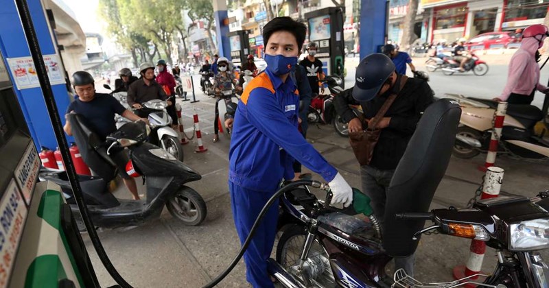 Giá xăng dầu đảo chiều, RON 95 giảm 100 đồng/lít