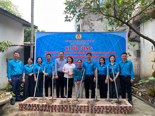 Kieu Phu Commune Trade Union starts construction to support the construction of Trade Union Shelter for Ms. Nguyen Thi Bich Ngoc (5th from right). Photo: Kieu Vu