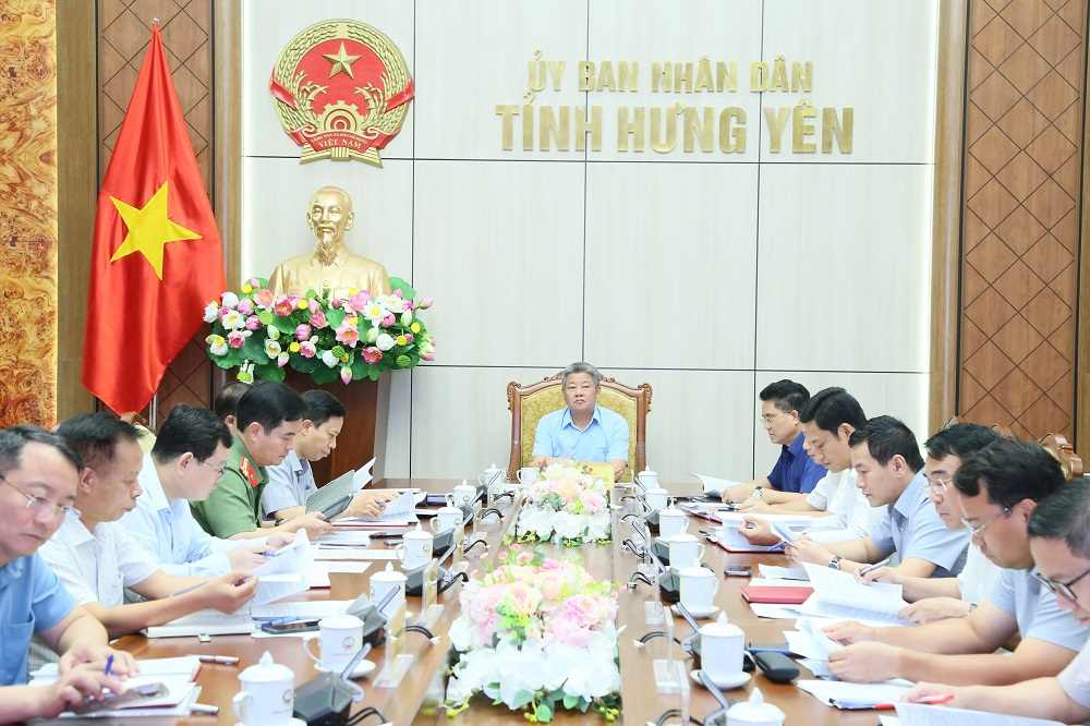 The meeting focused on removing difficulties and promoting the progress of key projects in Van Giang. Photo: Tat Dat