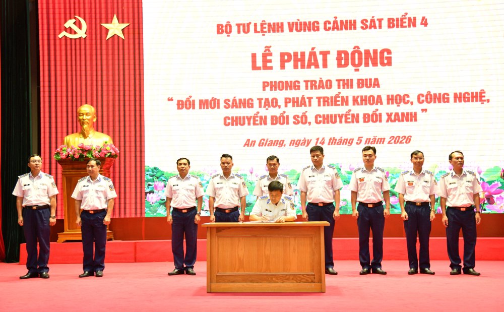 Đại diện các cơ quan, đơn vị ký kết giao ước thi đua. Ảnh: Quang Vinh