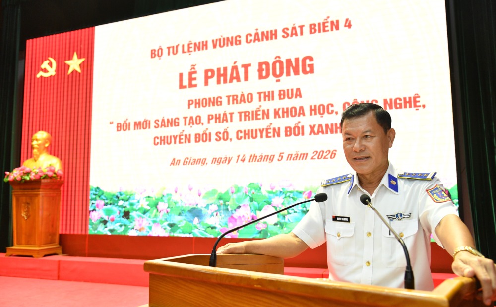 Le colonel Nguyen Thai Duong, commissaire politique adjoint, vice-président permanent du Conseil d'émulation et de récompense du commandement de la 4e région de la Garde côtière, lance un mouvement d'émulation. Photo: Quang Vinh