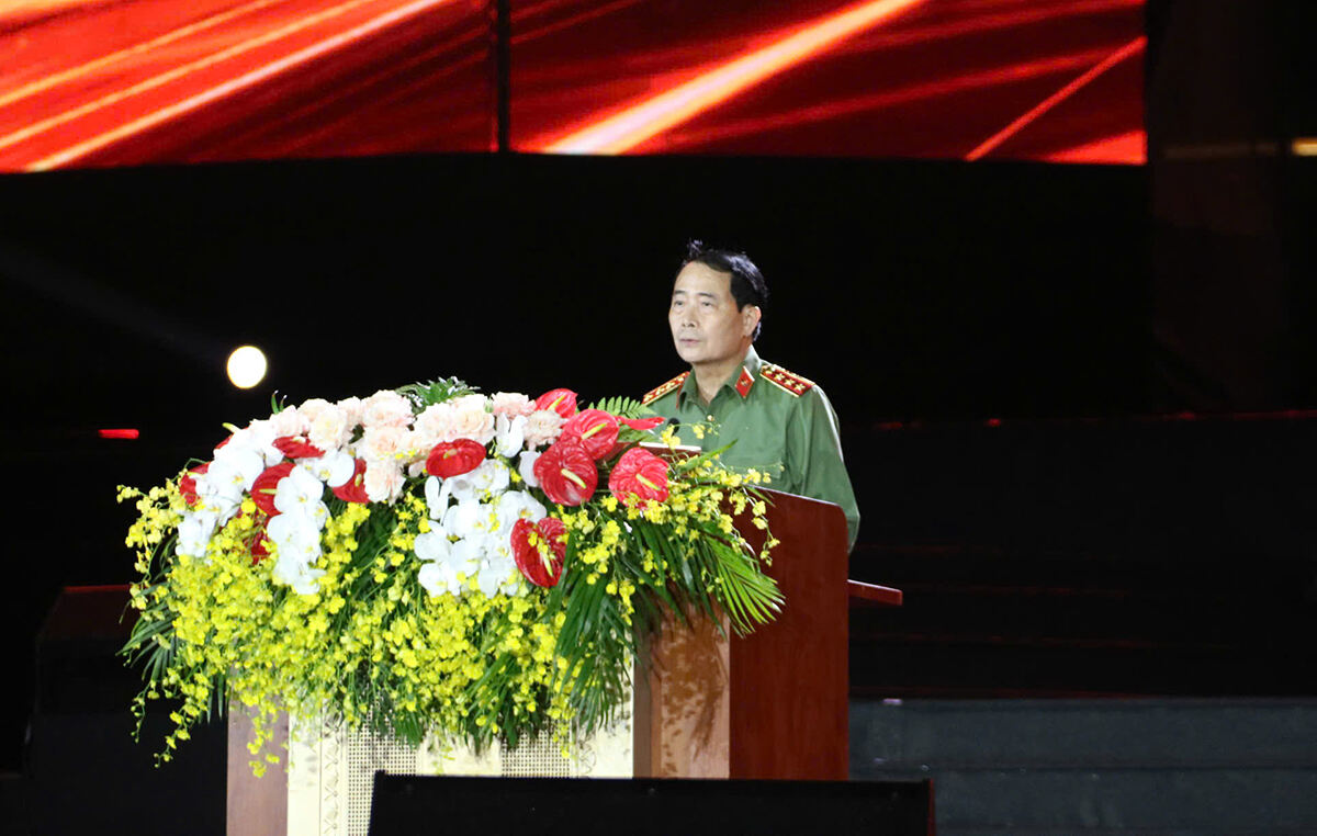 Thượng tướng Lê Quốc Hùng - Thứ trưởng Bộ công an phát biểu chỉ đạo và chúc mừng Công an thành phố Hải Phòng. Ảnh: Vũ Duyên