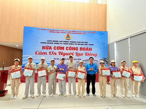 20 công nhân nhận hỗ trợ của Công ty và Công đoàn Công ty nhân Tháng Công nhân. Ảnh: Ngọc Ánh