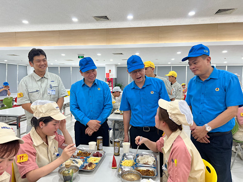 Leaders of Meiko Vietnam Electronics Co., Ltd. and leaders of the Hanoi City Labor Federation visit workers at the 2026 Trade Union Meal. Photo: Kieu Vu