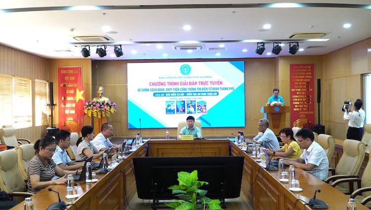 Da Nang City Social Insurance answers policies for people. Photo: Nguyen Linh