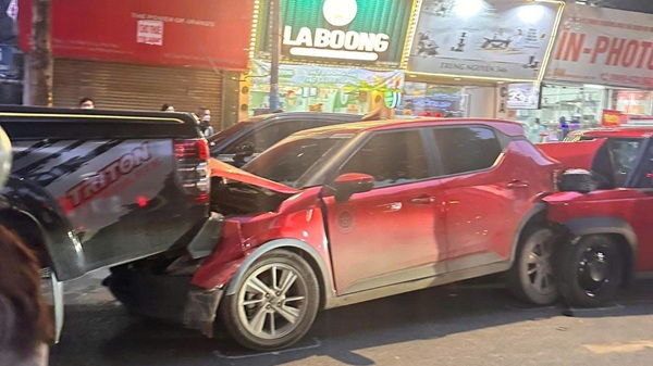 Chain collision of 7 cars in Hanoi during rush hour. Photo: Thach Moc