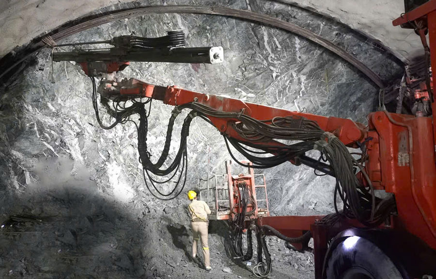 Trong điều kiện thời nắng nóng, đơn vị vẫn tổ chức thi công liên tục “3 ca, 4 kíp”. 
