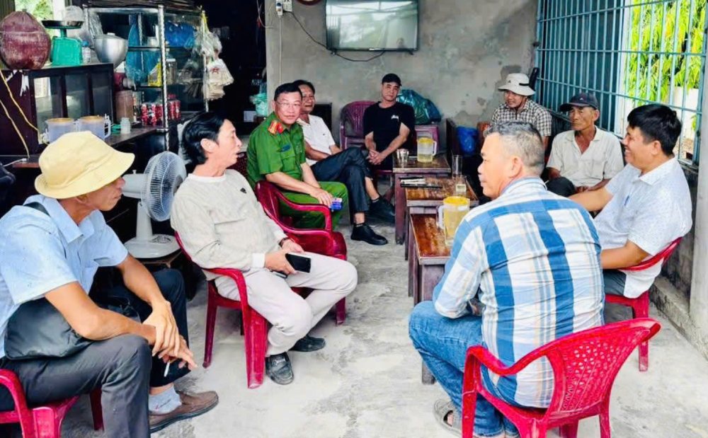 Thượng tá Nghiêm Việt Hải, Phó Trưởng Công an đặc khu Phú Quốc thường xuyên gần dân, vận động, tuyên truyền để người dân tự nguyện bàn giao mặt bằng phục vụ thi công các dự án trọng điểm. Ảnh: Tiến Dũng  