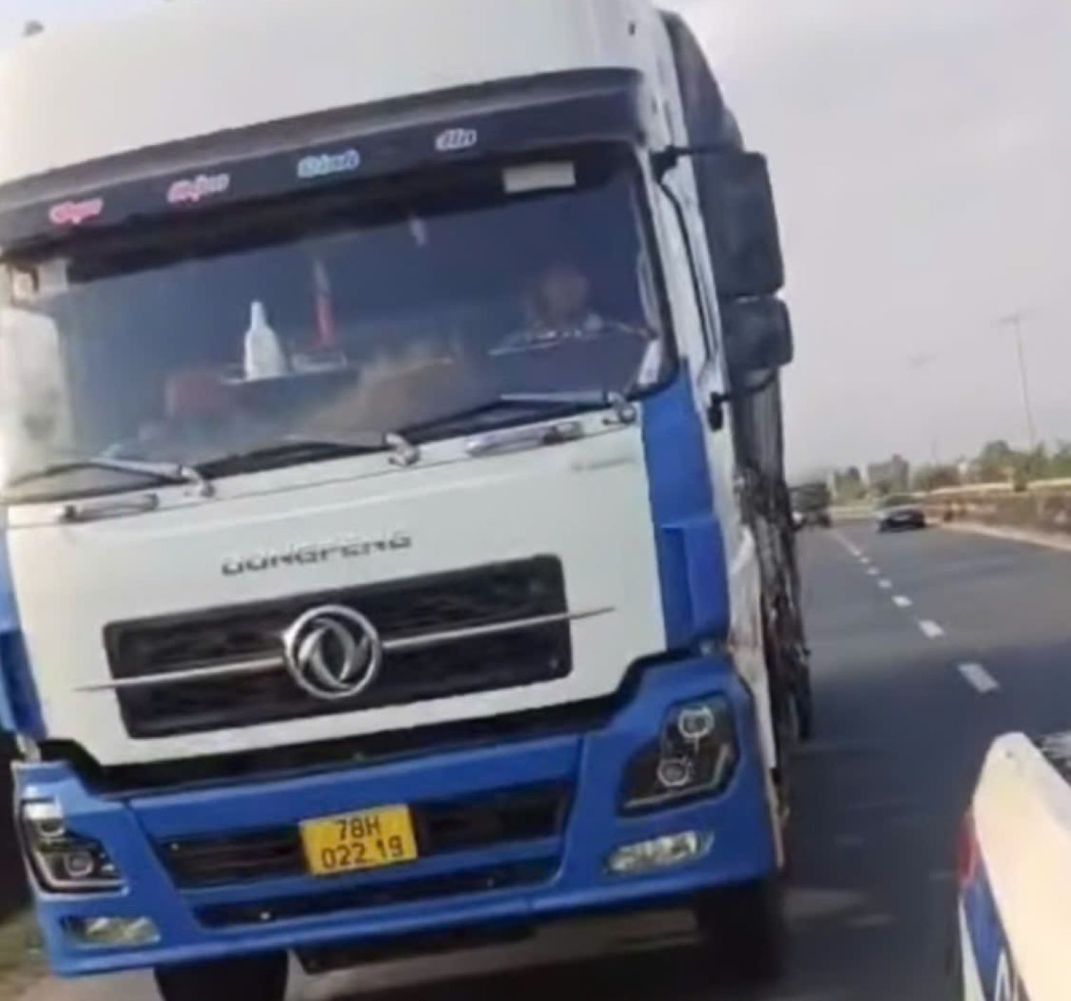 Por no obedecer las órdenes de la policía de tráfico, el conductor del camión zigzagueó y huyó durante más de 4 km en la Carretera Nacional 1, tramo que atraviesa la provincia de Khanh Hoa. Foto: Estación de Policía de Tráfico de Ninh Hoa