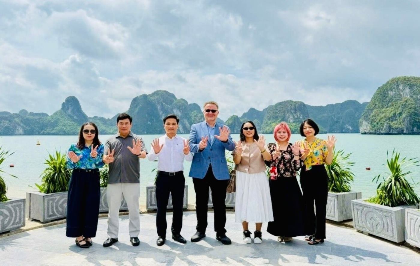 Mr. Jean-Paul de la Fuente - Director of New7Wonders Organization - visits and surveys Ha Long Bay. Photo: Ha Long Bay - Yen Tu World Heritage Site Management Board