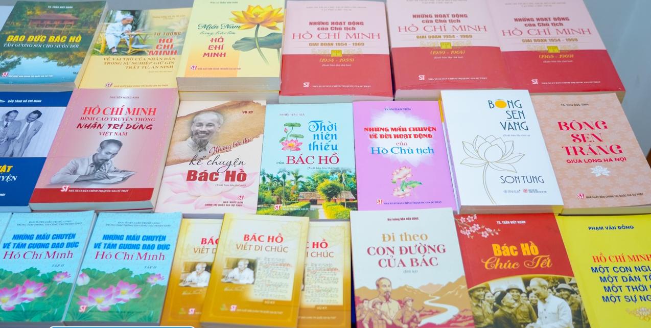 Works about Uncle Ho are loved by young readers and students. Photo: DI PY.