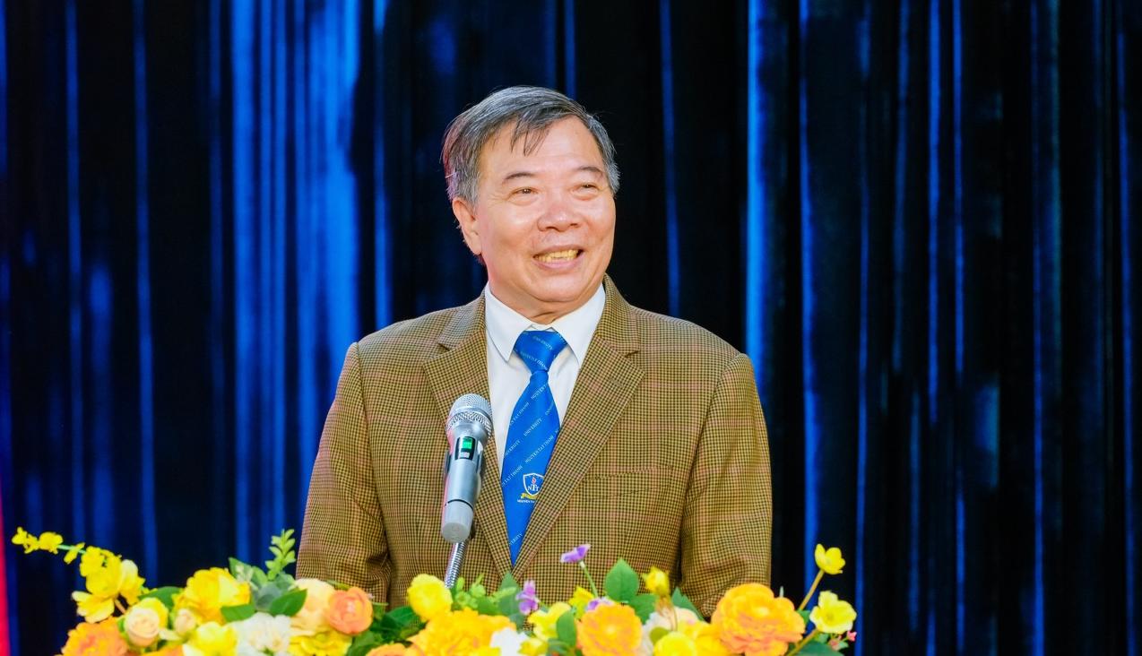 Phó Giáo sư, Tiến sĩ, Nhà giáo ưu tú Nguyễn Kim Hồng, Hiệu trưởng Trường Đại học Nguyễn Tất Thành phát biểu tại chương trình. Ảnh: DI PY