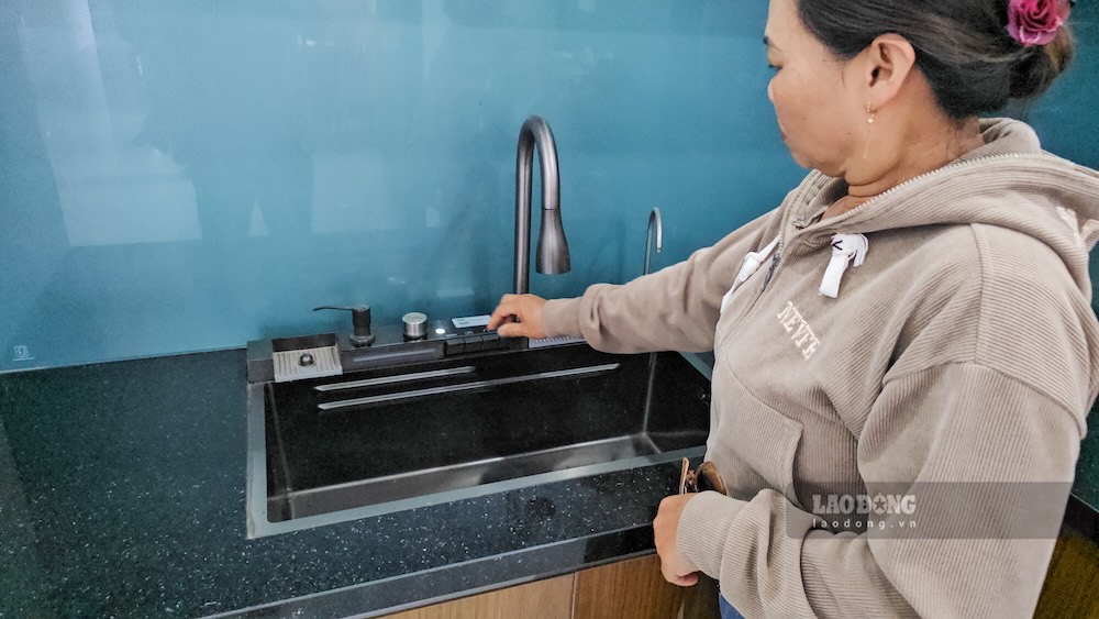 Equipment and machinery of people in the resettlement area, although installed a long time ago, cannot be used because there is no water. Photo: Hung Tho
